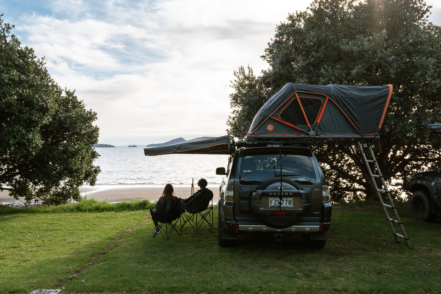 Kiwi Camping Tuatara 180-Degree Self-Supporting Awning